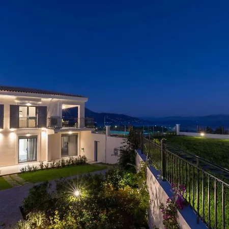 Secluded Elegance At Giem 4 Bedrooms Unmatched Sea Views Private Pool & Lush Gardens Dassia, Corfu וילה