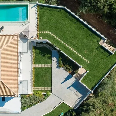 Secluded Elegance At Giem 4 Bedrooms Unmatched Sea Views Private Pool & Lush Gardens Dassia, Corfu וילה *